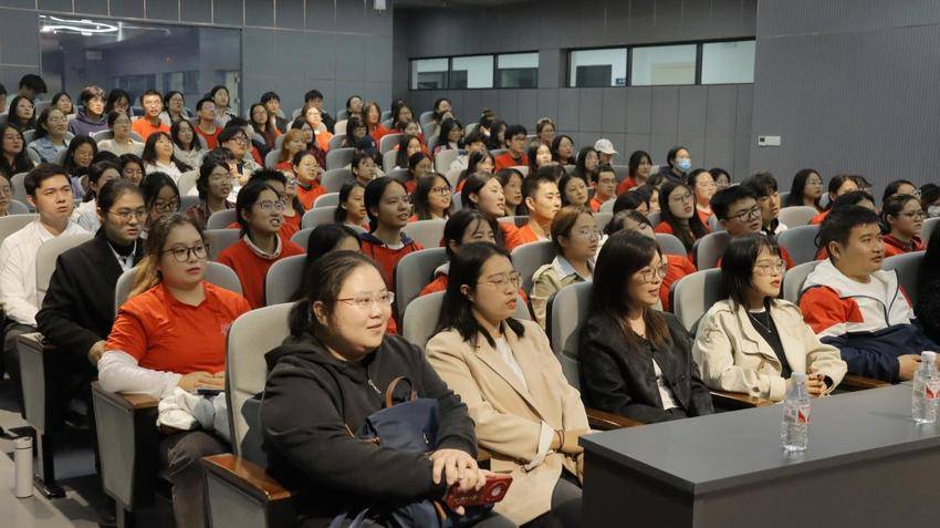 烈士后人进课堂 3003新葡的京集团网址做鲜做活思政课.docx